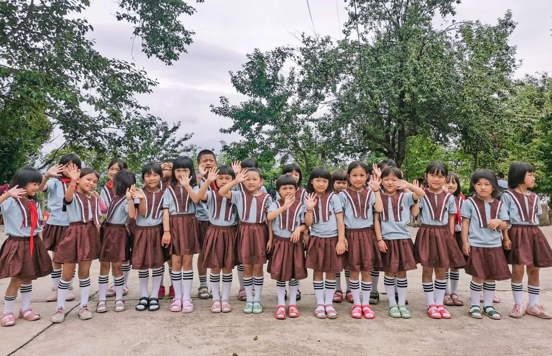 瑞技中國團隊與慈善NGO組織「背囊計劃」合作，為平掌街小學校的103位孩子，準備了兒童節禮物。