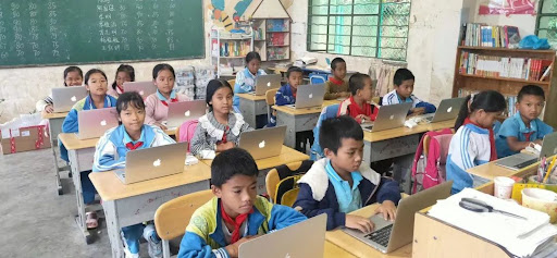 瑞技中國與NGO組織合作，將20餘台筆記型電腦送到雲南、西藏等地的三所偏遠學校。