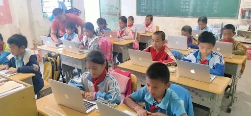 瑞技亞太CSR企業社會責任項目參與：孩子們使用瑞技與合作夥伴合作提供的筆記本電腦